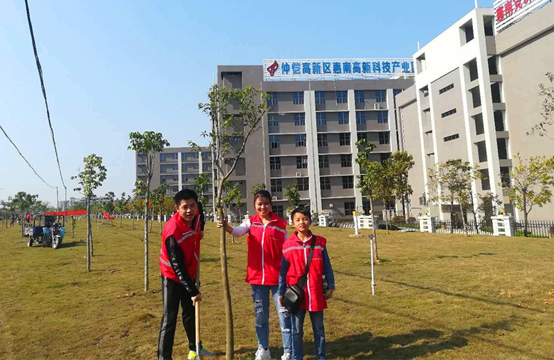 8868体育首页登录志愿者在植树现场