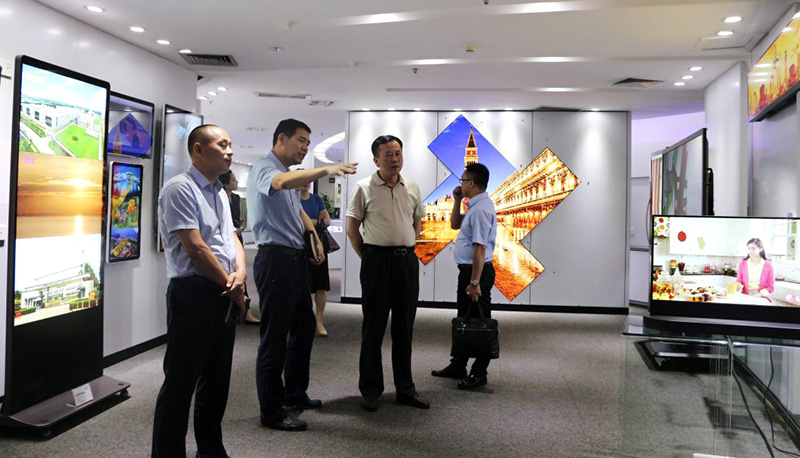 九江开发区管委会叶心林主任一行参观8868体育首页登录公司产品展台